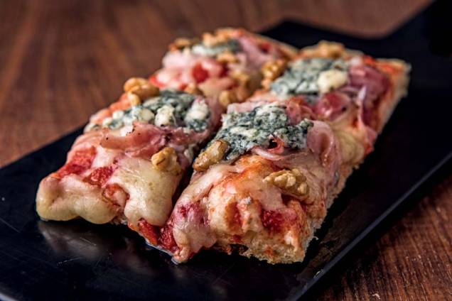 Pizza com gorgonzola, nozes e pancetta do Ombra Italian Bar