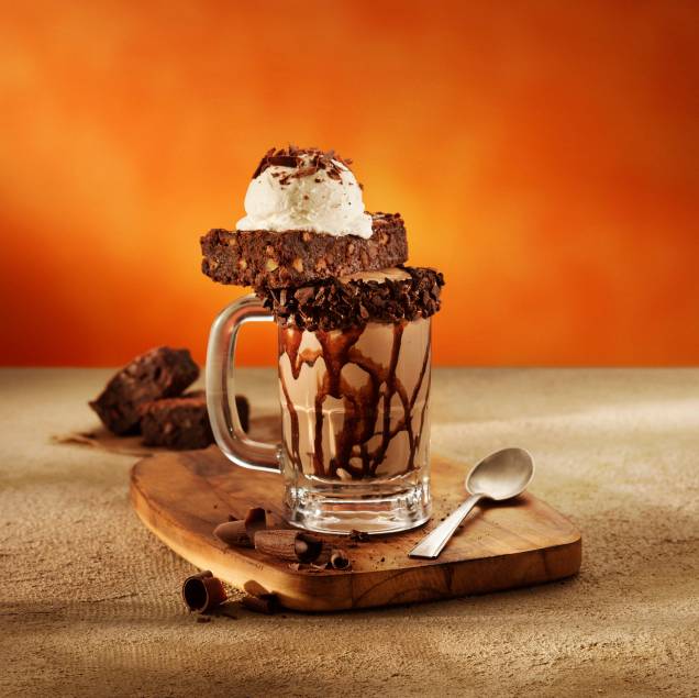 Milk-shake de chocolate e creme de avelã com crocante de biscoito e brownie e chantili