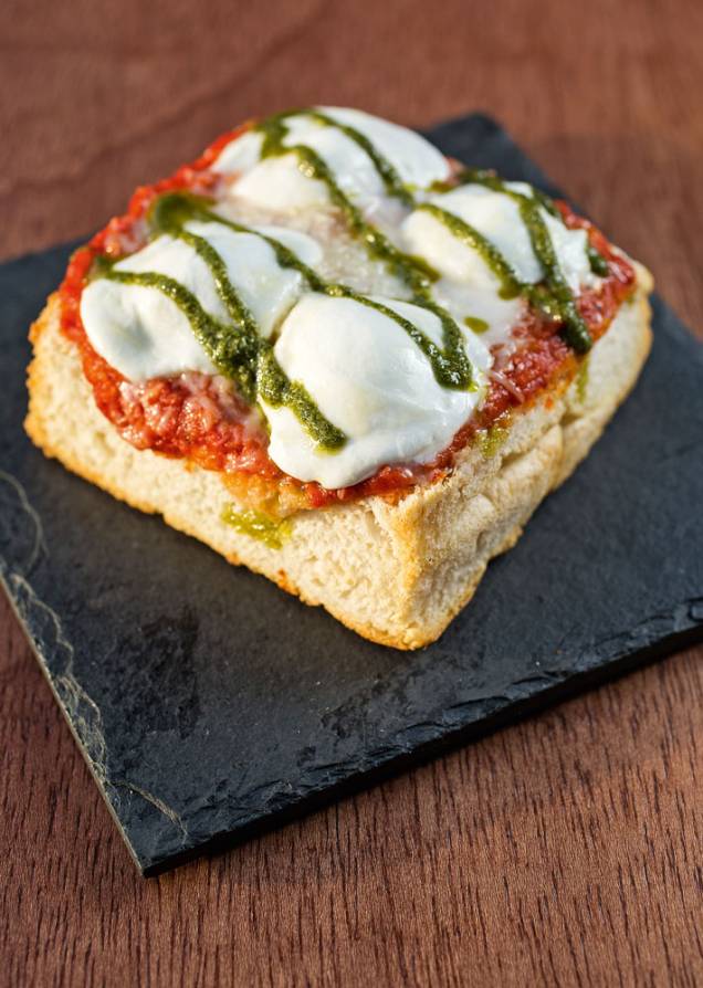 Meat less: focaccia coberta com molho de tomate, mussarela de búfala e pesto