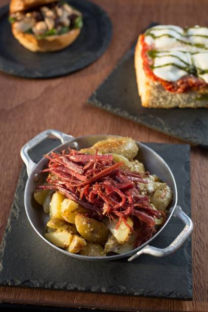 Imperdível: batata bolinha salteada com mostarda Dijon e coberta por pastrami desfiado