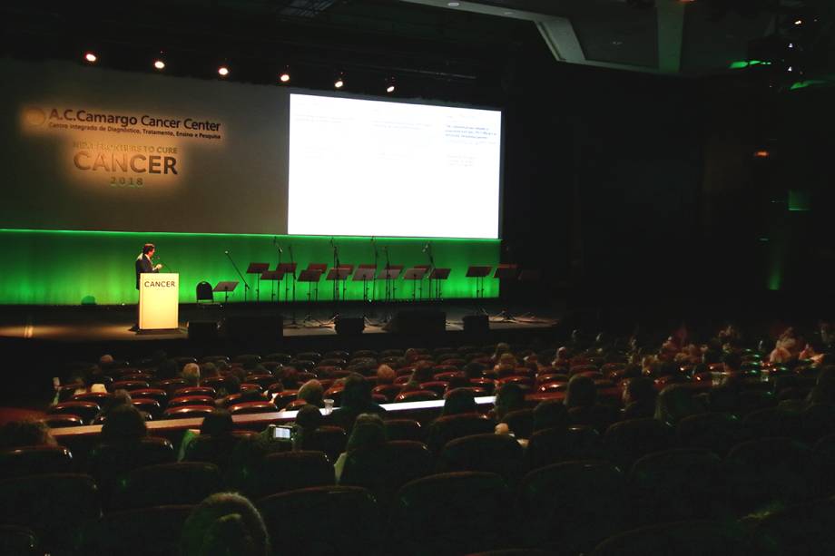 Giorgio Trinchieri, do  do National Cancer Institute, foi um dos destaques da Conferência Magna