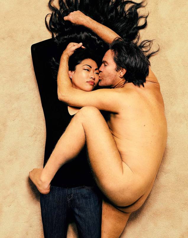 O abraço de Yoko Ono e John Lennon foi revisitado pelo fotógrafo Sandro Miller. Na empreitada, ele contou com a ajuda do ator John Malkovich