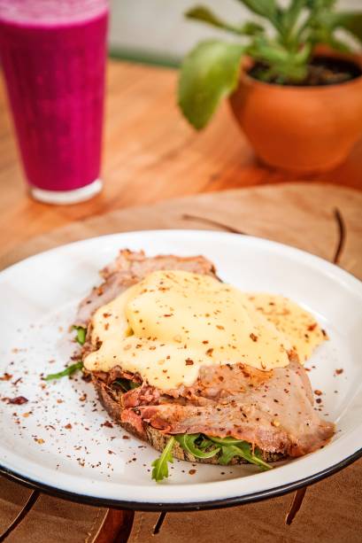 O toast rosbene combina rosbife, ovo poché e rúcula ao molho holandês