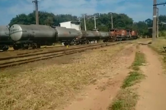 Trem com 650 000 litros de combustível descarrila em Bauru