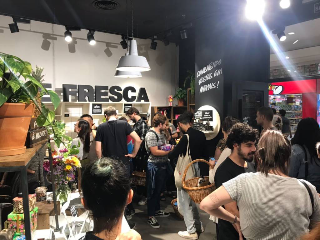 Clientes enfrentam até 1h de fila para comprar na Lush com 50% de desconto