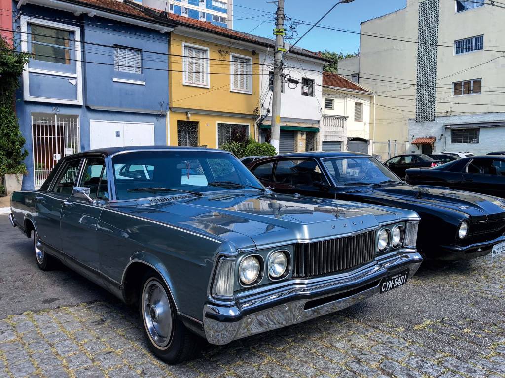 O que significam as placas pretas em carros paulistanos