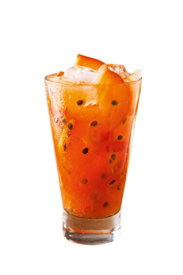 Caipirinha de caqui, lima-da-pérsia e maracujá Caipirinha de caqui, lima-da-pérsia e maracujá