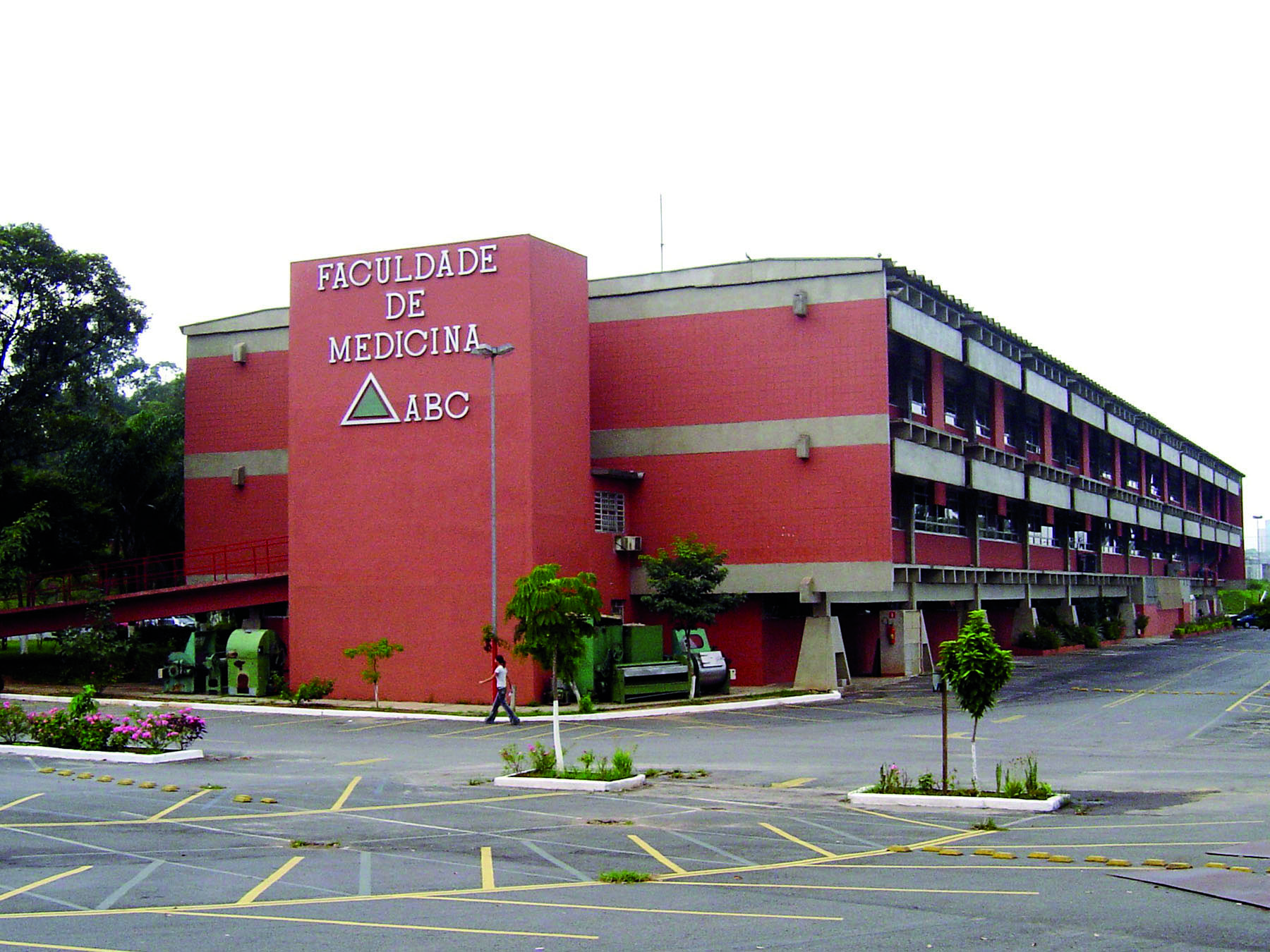 Quanto custam as mensalidades de doze faculdades de medicina paulistas ...