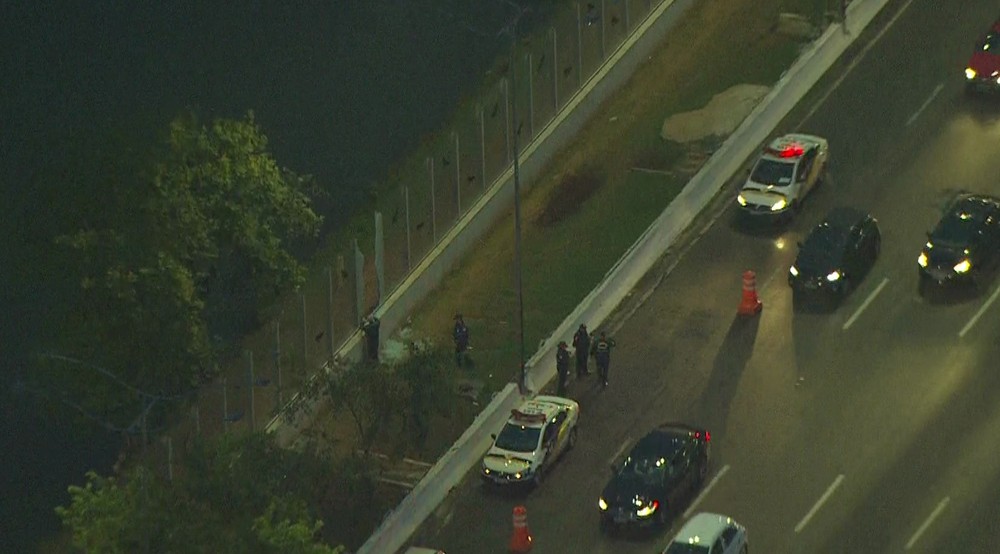 Muro de vidro da raia olímpica da USP amanhece quebrado