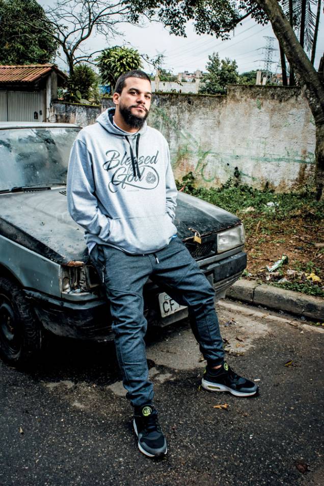 Enquanto muitos enxergam na noite paulistana uma ocasião para curtir, beber e paquerar, o rapper Lauro Pirata, 31, vê uma rede de oportunidades Enquanto muitos enxergam na noite paulistana uma ocasião para curtir, beber e paquerar, o rapper Lauro Pirata, 31, vê uma rede de oportunidades