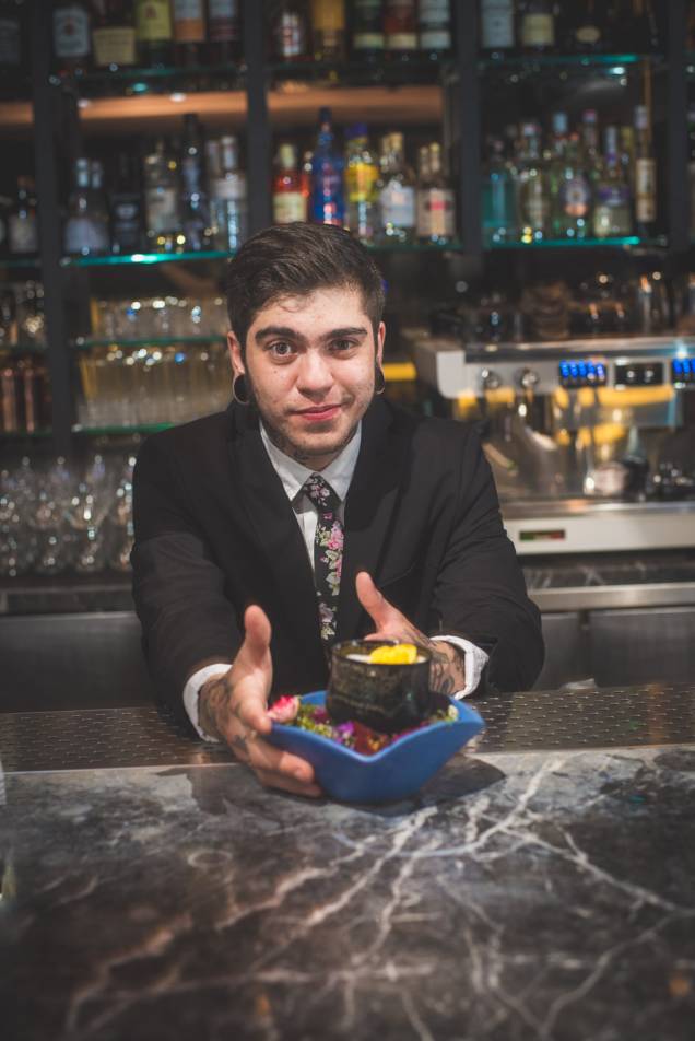 O bartender Miguel Paes e sua criação, o  conexão tóquio (tequila Don Julio Blanco, água de flor de laranjeira, Amazake, limão-siciliano e xarope de mel e yuzu)