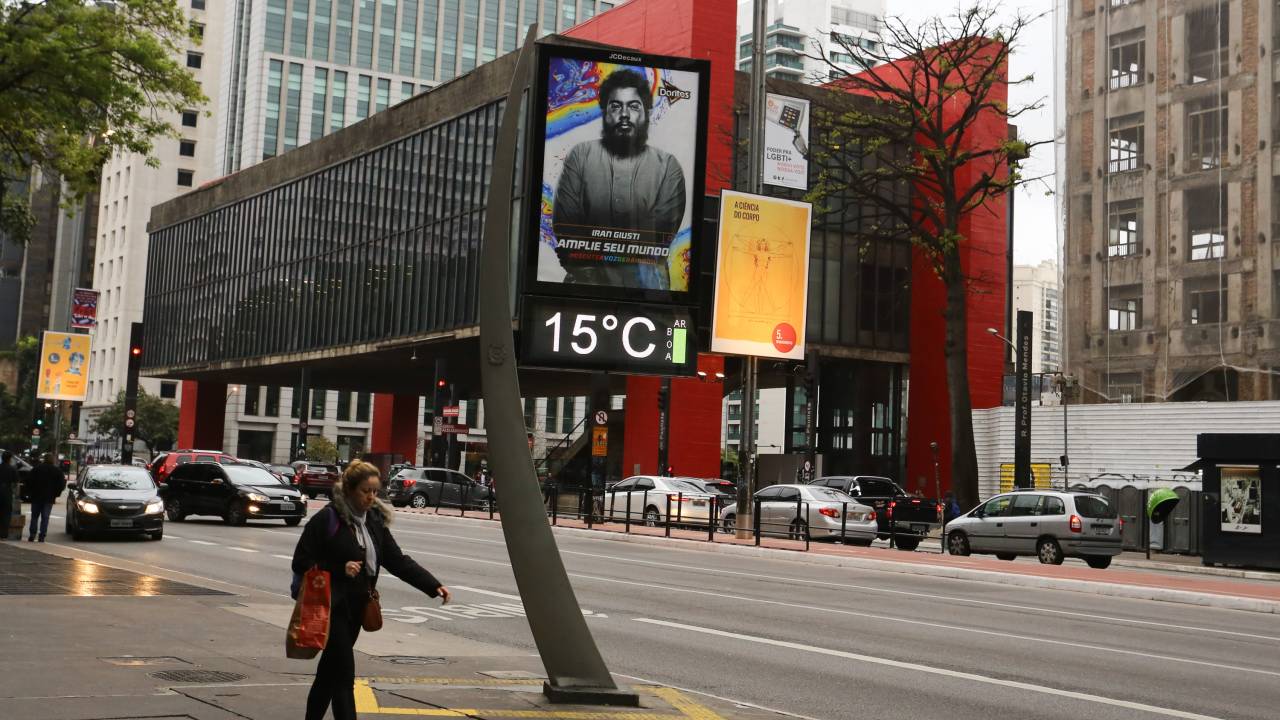 Pedestres enfrentam frio na Avenida Paulista, em SP