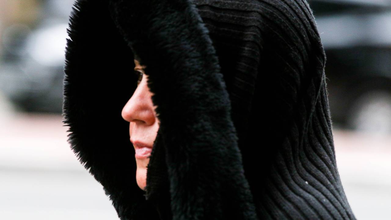 Pedestre com gorro se protege do frio