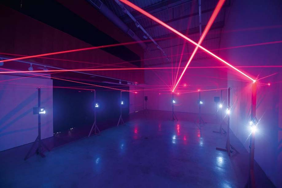 A vigilância luminosa da instalação de Fernando Velázquez.
