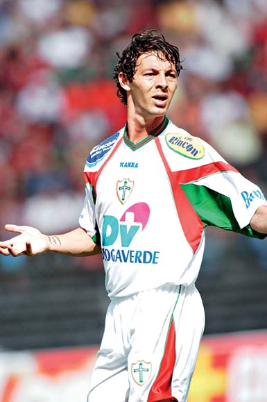 Leandro Amaral, da Portuguesa, durante jogo contra o Náutico pela série B do Cam.jpg Leandro Amaral, da Portuguesa, durante jogo contra o Náutico pela série B do Cam.jpg