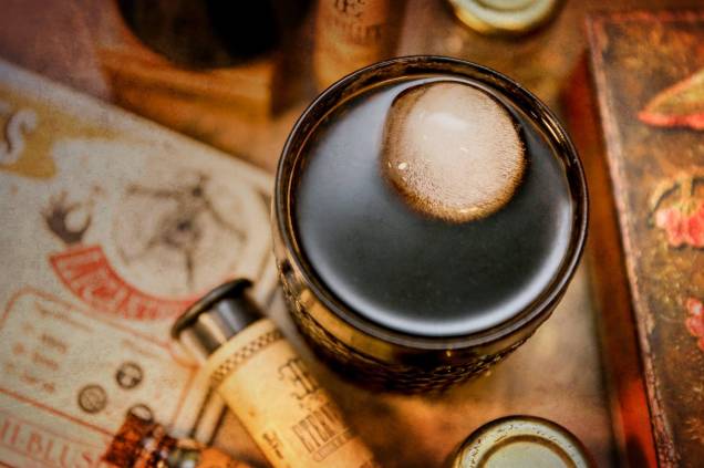 Poção Licantro: whisky, vermut e coca-cola