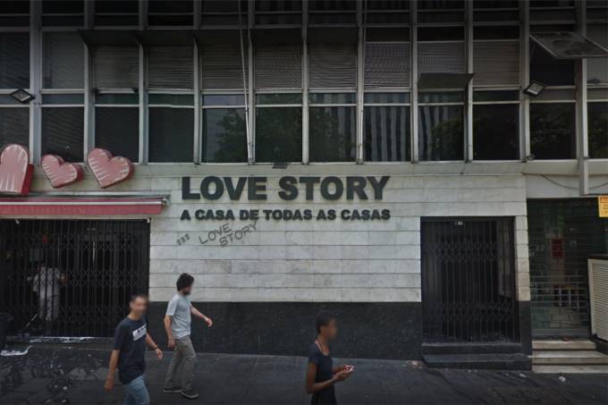 A imagem mostra o letreiro da Love Story, boate do centro de São Paulo