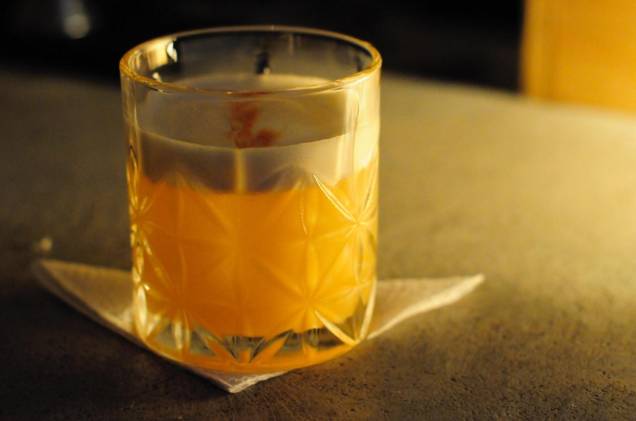 Bolero sour: composto por rum cubano branco, conhaque, sucos de limão e laranja e clara de ovo