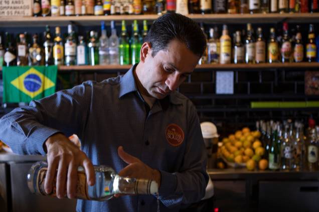 Dono e bartender: Souza é especialista em caipirinhas e prepara os drinques da casa