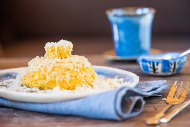 Cuscuz de milho criollo com queijo da Serra da Canastra