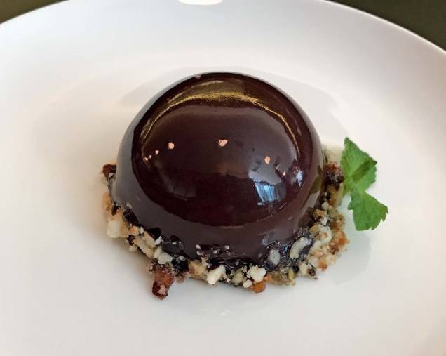 Meia esfera de chocolate: sobremesa revisada pela confeiteira Mariana Dias