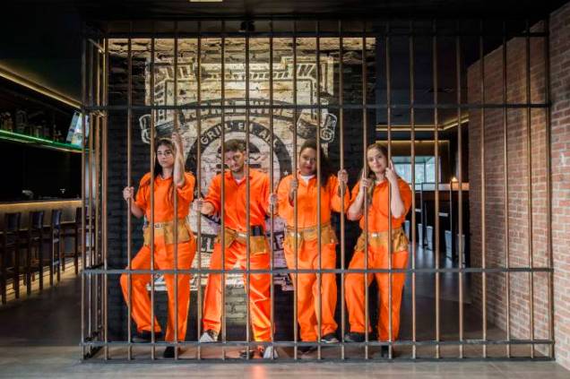 <span>Killer Burger: Garçons usam macacões laranjas, como os de detentos norte-americanos</span> <span>Killer Burger: Garçons usam macacões laranjas, como os de detentos norte-americanos</span>