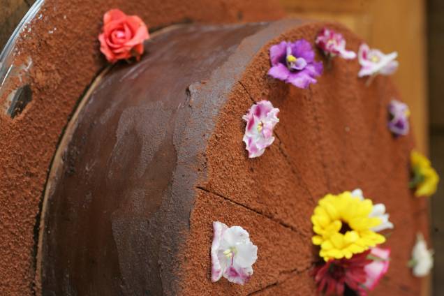 Bolo de chocolate: cacau 70% e camadas de recheio de ganache e caramelo