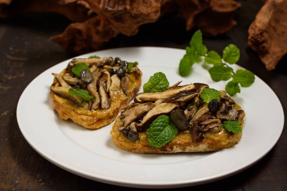 Tostada de pão do dia com cogumelos assados e pesto de nozes