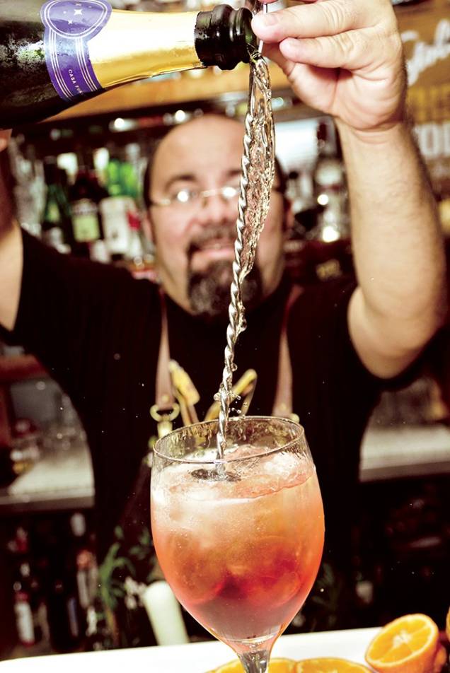 O bartender do Majestic: Neto Oliveira ficou conhecido por sua experiência no bar Astor O bartender do Majestic: Neto Oliveira ficou conhecido por sua experiência no bar Astor