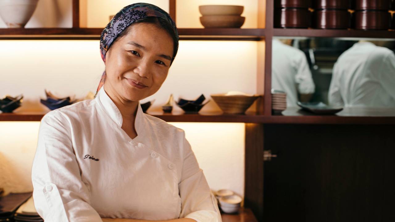 Telma Shiraishi: à frente do japonês Aizomê, a chef prepara bentôs na Japan House