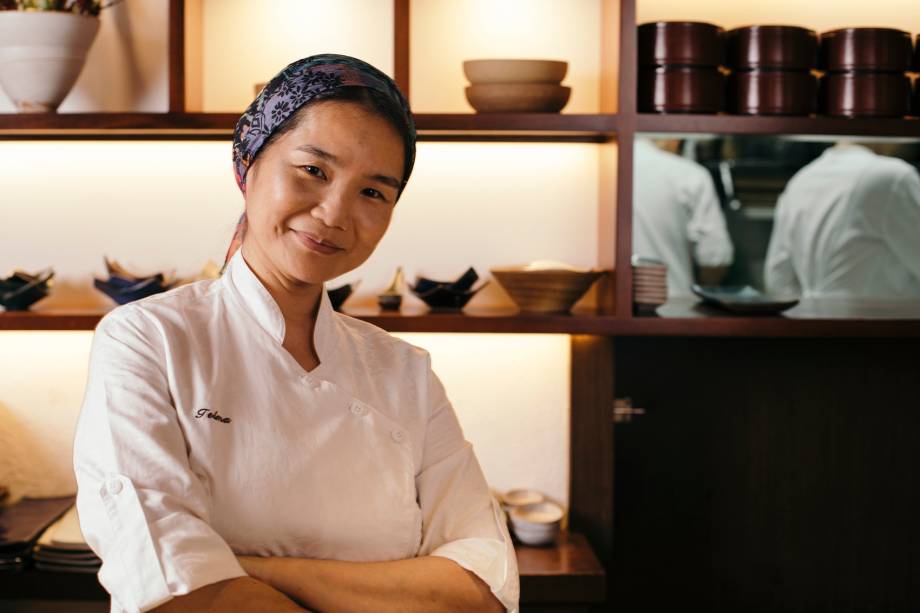 Telma Shiraishi: à frente do japonês Aizomê, a chef prepara bentôs na Japan House