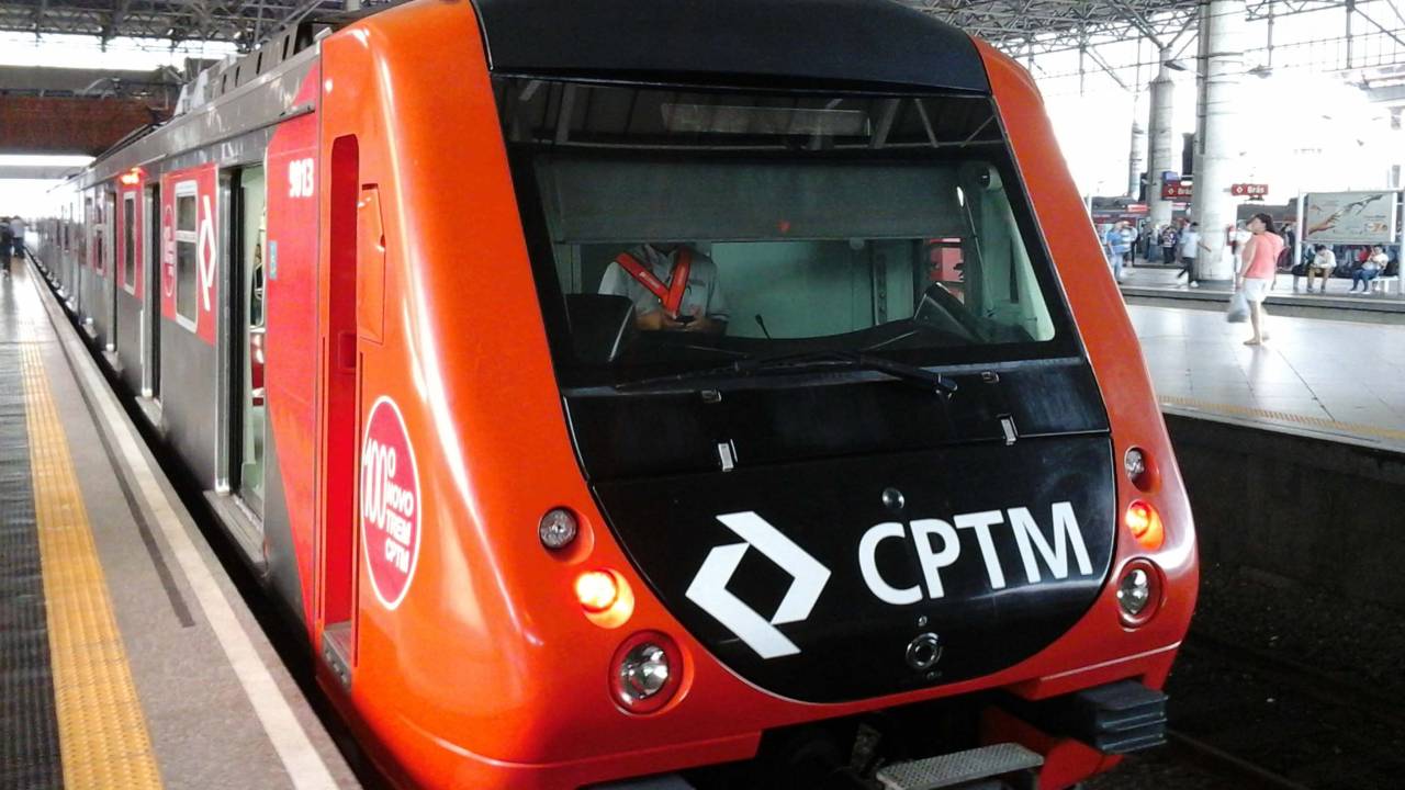 Imagem mostra trem da CPTM parado em estação