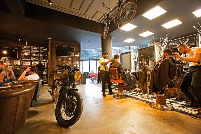 Para os homens, cabelos mais longos devem ganhar as ruas no verão