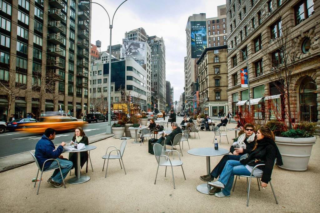 Nova York e suas calçadas cada vez mais largas: refeições em locais fechadas estão proibidas a partir de segunda (14)