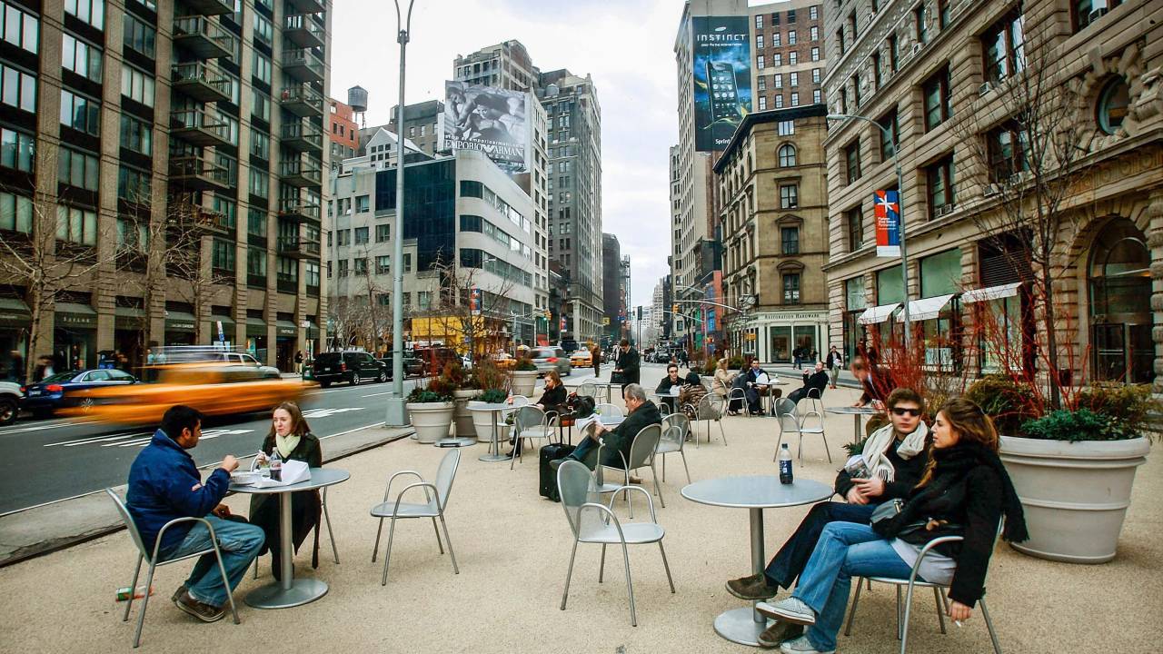 Nova York e suas calçadas cada vez mais largas: refeições em locais fechadas estão proibidas a partir de segunda (14)