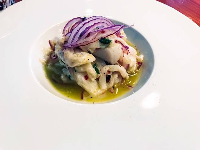 Ceviche de bacalhau: o pescado cru vai na emulsão de azeite e limão com um toque de pimenta dedo-de-moça e fios de cebola roxa