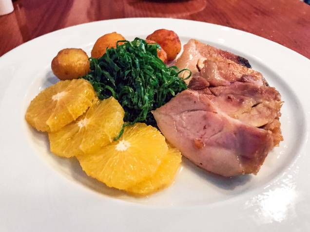 Rojão à transmontana: opção sem frutos do mar, leva carne de porco confitada, batata corada, couve em fios e laranja fresca