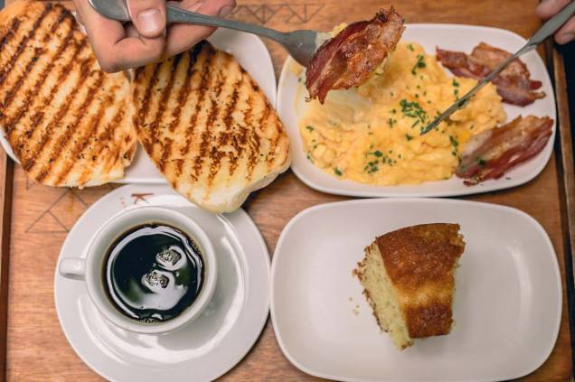 Café da manhã no Mano Sanduíches: combinados como o americano, com expresso, suco natural, baguete na chapa e ovos mexidos com bacon