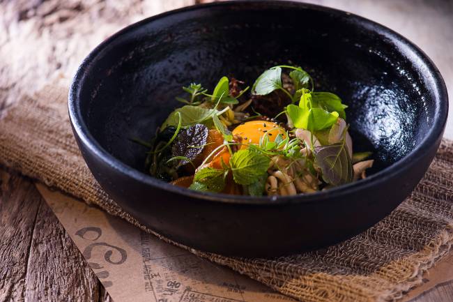 Dolsot bibimpah -Arroz de alga, gema, legumes, folhas e carne seca – KOMAH Dolsot bibimpah -Arroz de alga, gema, legumes, folhas e carne seca – KOMAH
