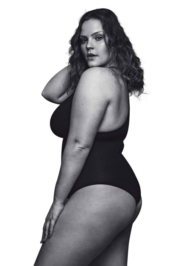 Modelo plus size desfila de maiô e biquíni na SPFW
