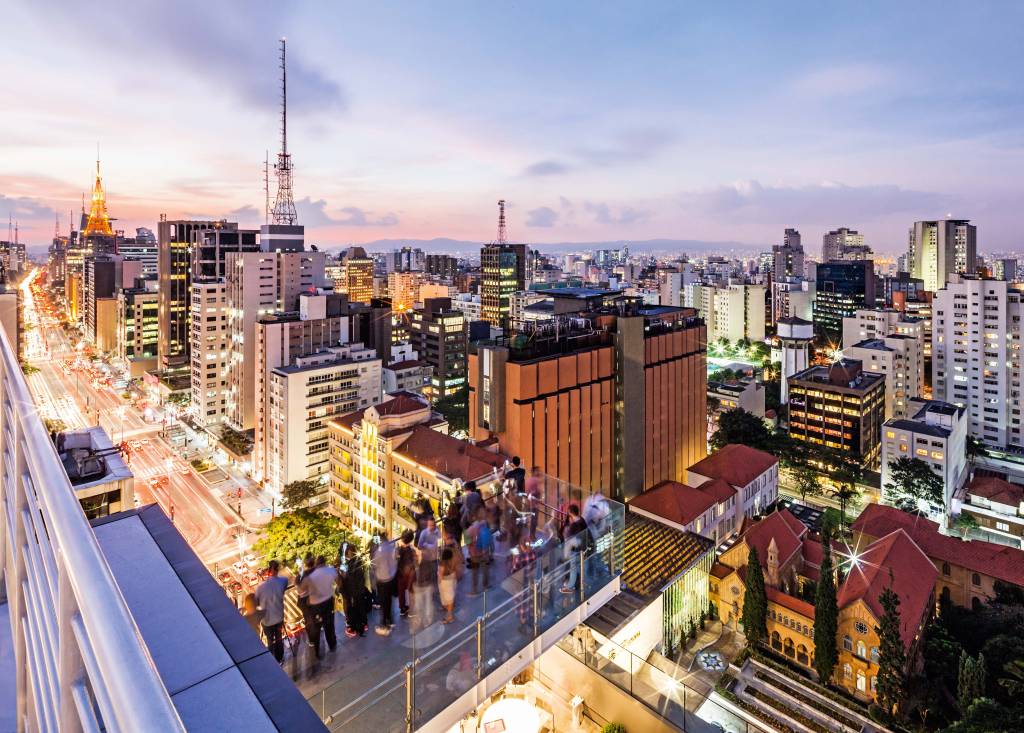 Imagem mostra terraço do Sesc Paulista, do alto da Avenida Paulista, com vista panorâmica