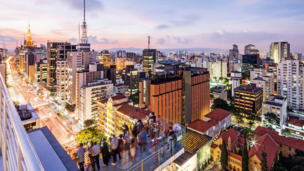 Imagem mostra terraço do Sesc Paulista, do alto da Avenida Paulista, com vista panorâmica