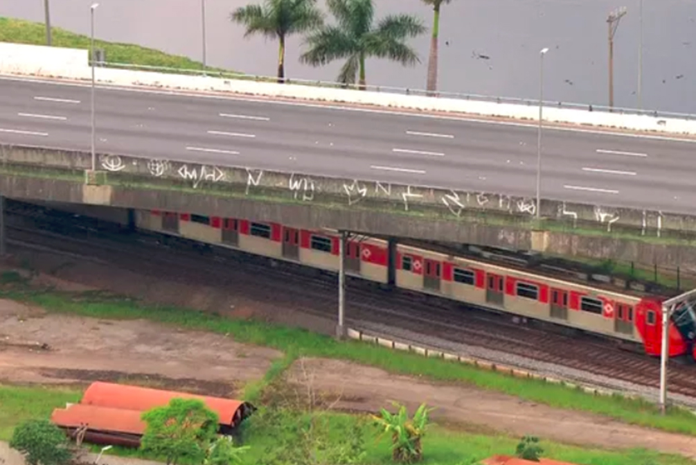CPTM interrompe trecho de circulação após risco de queda de viaduto