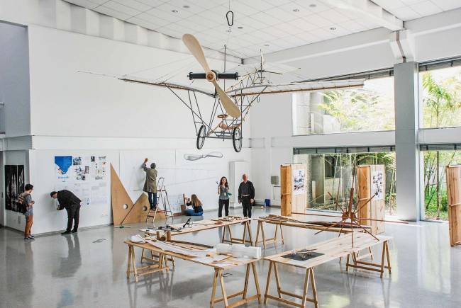 Alunos constroem réplica em tamanho real do avião Demoiselle