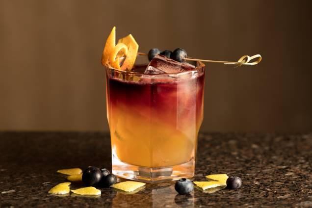 Criação de Victor Zucaroni: o oca leva bourbon, limão-siciliano, xarope de tangerina e especiarias, maracujá e Angostura