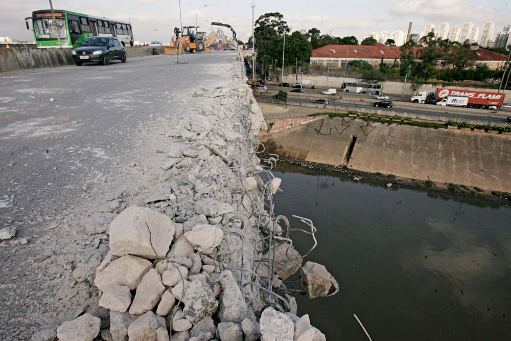 Ponte dos Remédios, onde uma parte da mureta de proteção desabou. Ponte dos Remédios, onde uma parte da mureta de proteção desabou.
