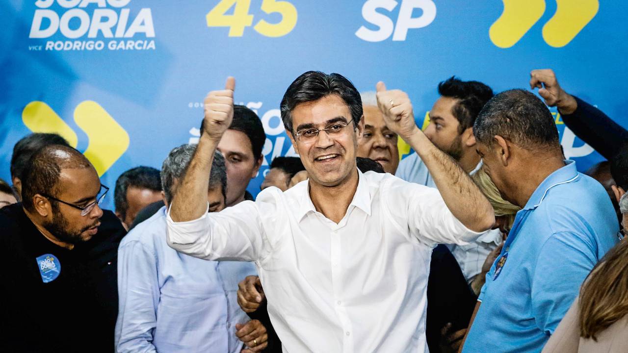 Rodrigo Garcia posa para a câmera com número 45, do PSDB, ao fundo