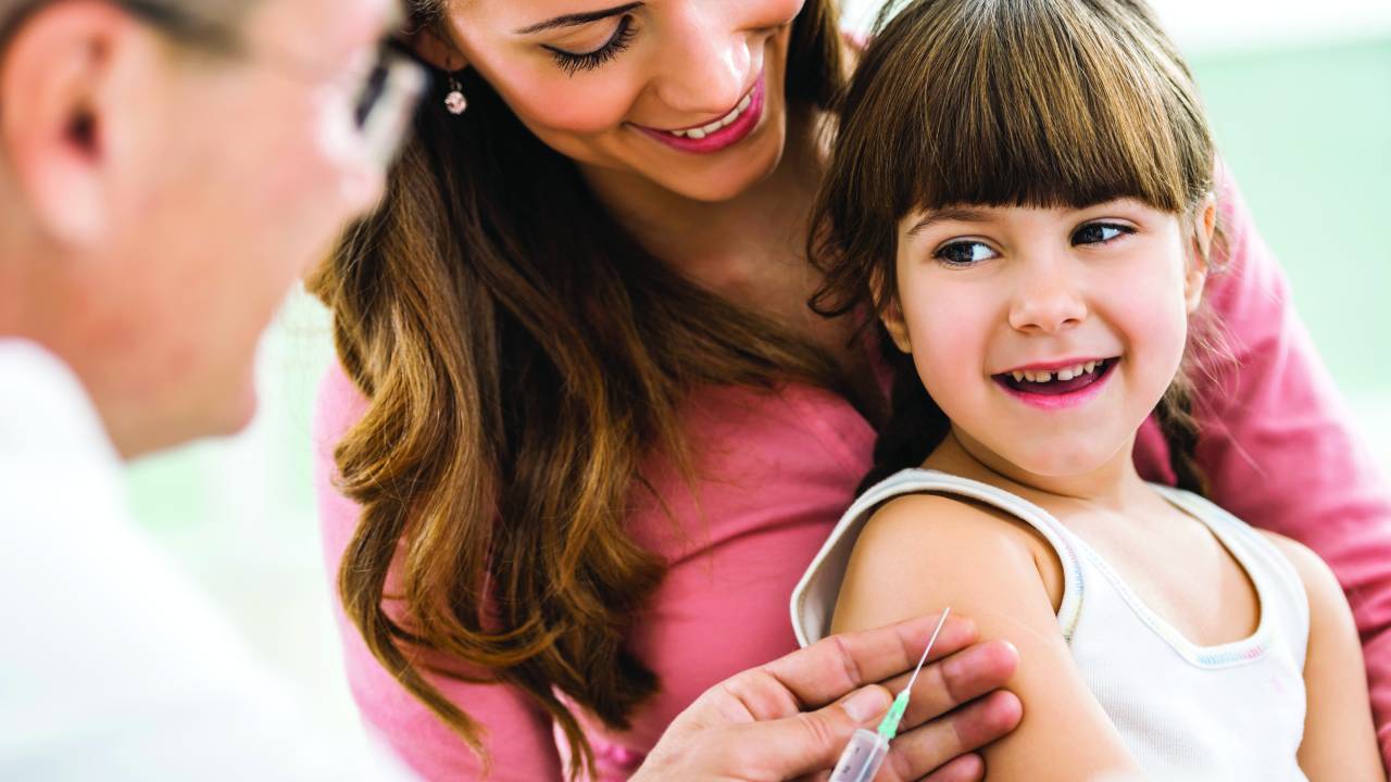 As vacinas que protegem as crianças de doenças como meningite e pneumonia são duas das mais importantes