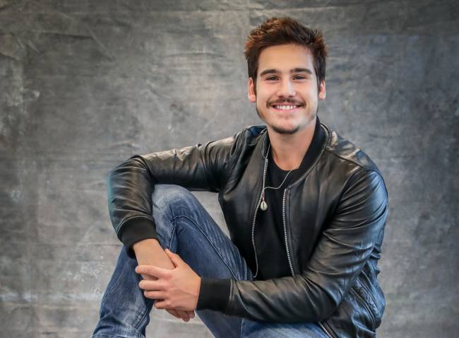 O ator Nicolas Prattes indica série com surpresas a todo instante