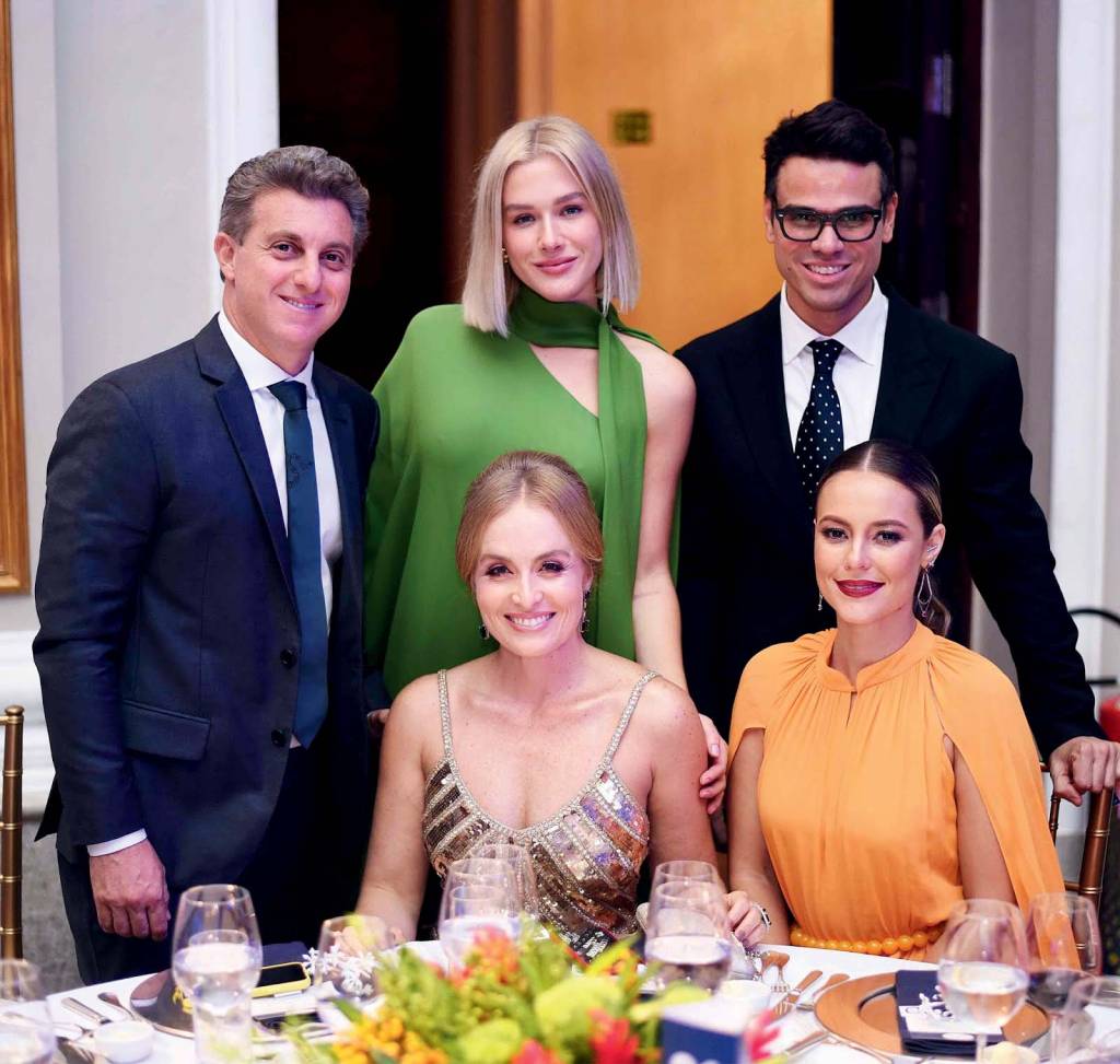 Luciano Huck Angelica Fiorella Mattheis Roberto Pacheco e Paola Oliveira.jpg Luciano Huck Angelica Fiorella Mattheis Roberto Pacheco e Paola Oliveira.jpg